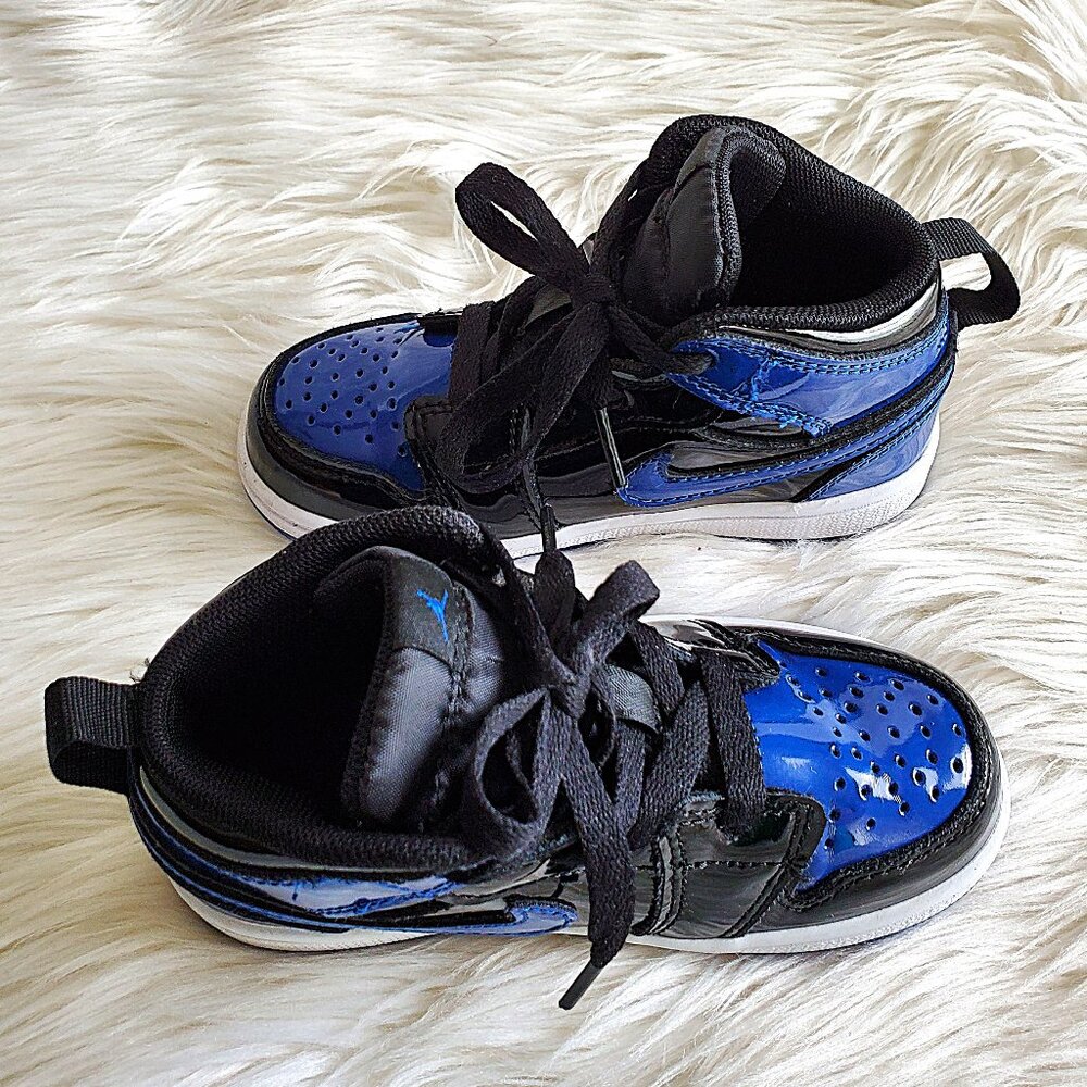 Nike Air Jordan Black/Blue Kid's 1 Retro High OG Patent Bred SZ 10C - Picture 3 of 13
